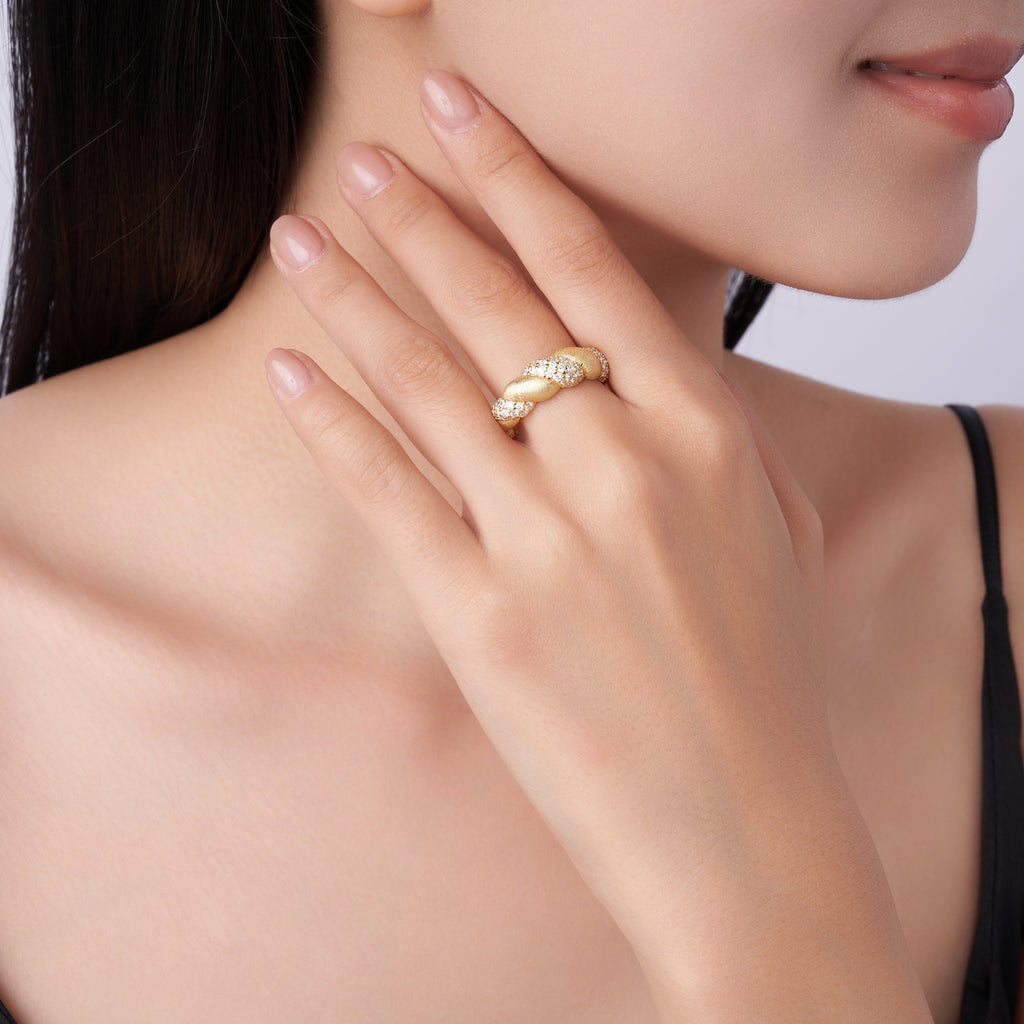 Golden Harmony Ring – Moissanite 925 Silver Gold-Plated Twist Band