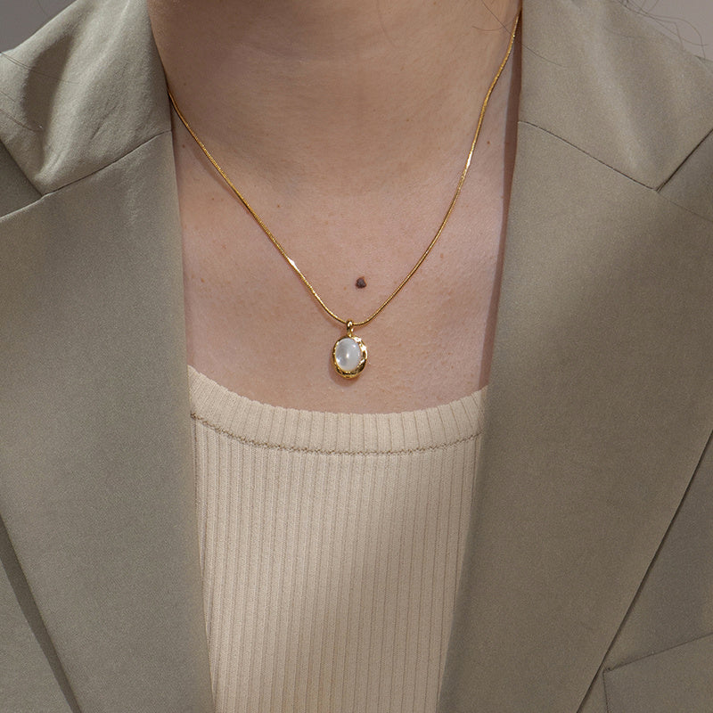 Moonlight Mother-of-Pearl Necklace – Elegant Luxury Gift for Her