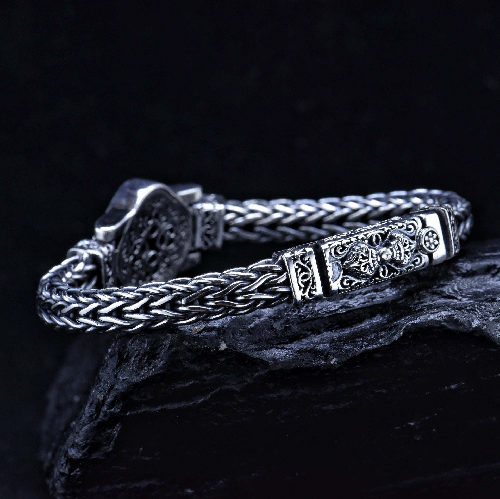 King’s Legacy Bracelet – Handwoven 925 Silver Lion Emblem Edition