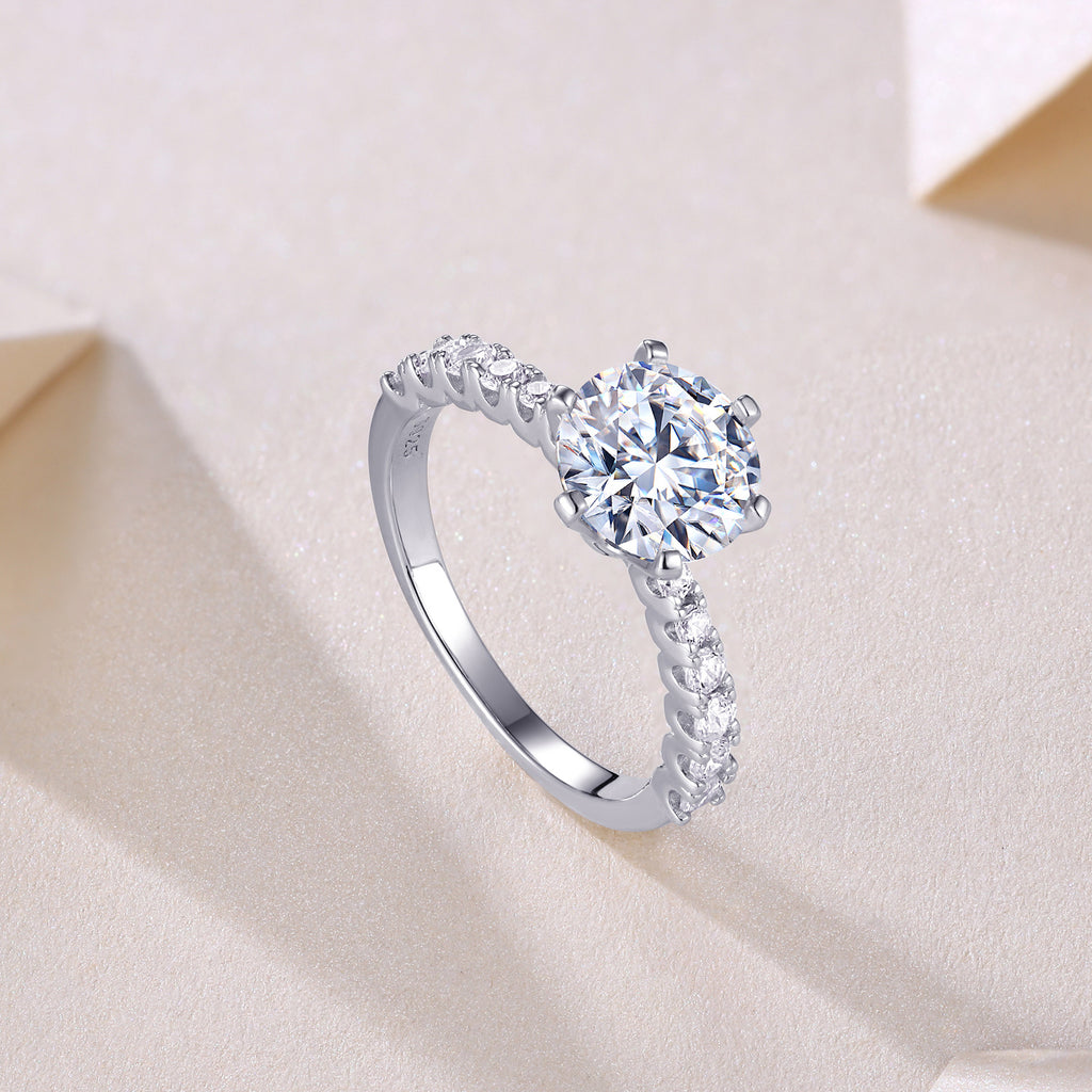 Luxury Moissanite Engagement Ring – Classic Solitaire Design with Side Stones