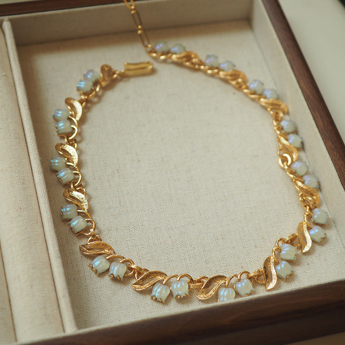 Vintage Retro Floral Necklace – Elegant Gold-Plated Statement Jewelry for Women