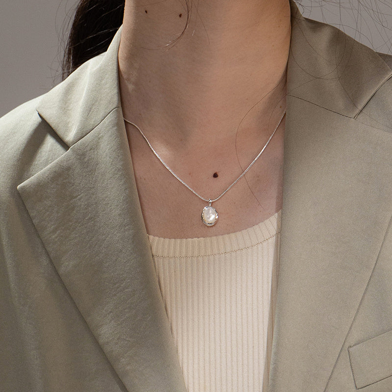 Moonlight Mother-of-Pearl Necklace – Elegant Luxury Gift for Her