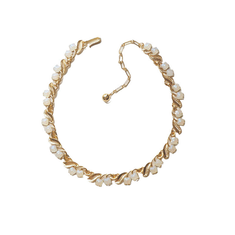 Vintage Retro Floral Necklace – Elegant Gold-Plated Statement Jewelry for Women