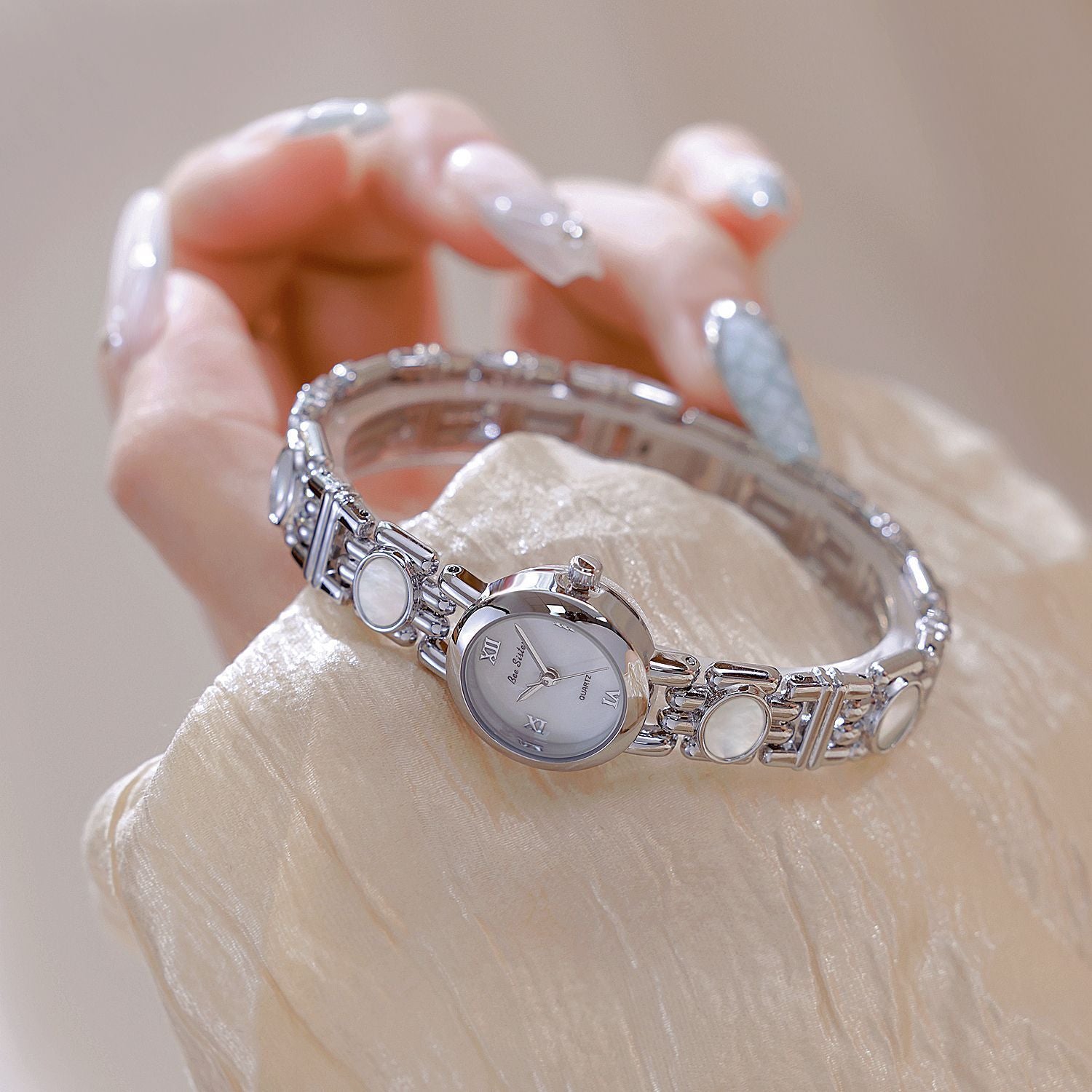 Aurora Natural Black Gold Abalone Shell Bracelet Watch – Elegant Women’s Luxury Timepiece