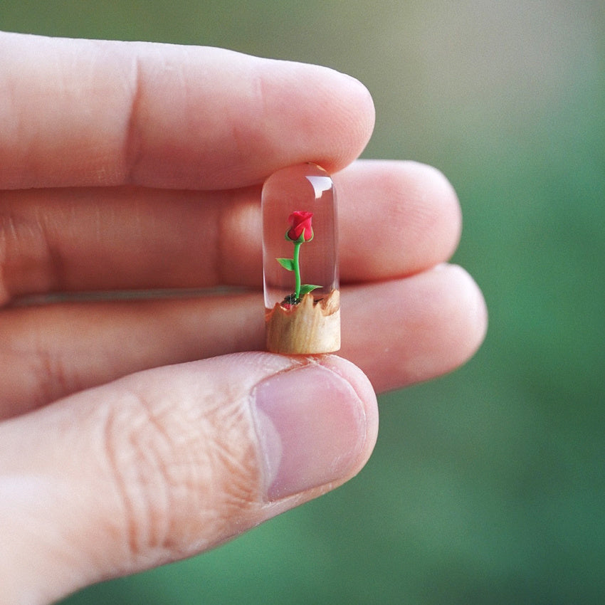 Eternal Resin Rose Pendant Necklace – Romantic Valentine’s Day Luxury Gift